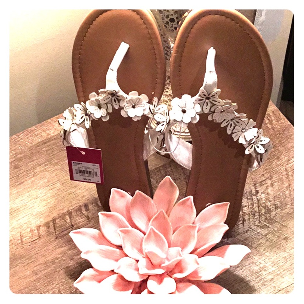 So Floral Appliqué Sandals